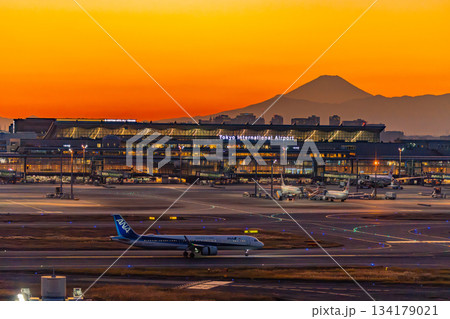 【東京都】富士山を背に羽田空港・第3ターミナル　夕景 134179021