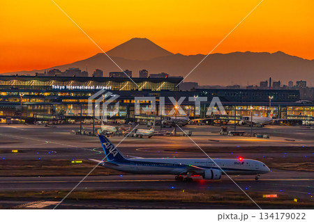 【東京都】富士山を背に羽田空港・第3ターミナル 夕景 【東京都】富士山を背に羽田空港・第3ターミナル 夕景 134179022