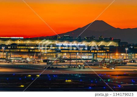 【東京都】富士山を背に羽田空港・第3ターミナル　夕景 134179023