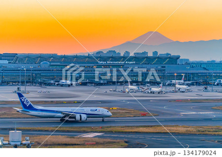 【東京都】富士山を背に羽田空港・第3ターミナル　夕景 134179024