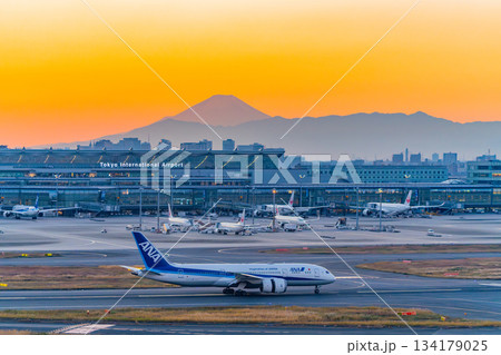 【東京都】富士山を背に羽田空港・第3ターミナル　夕景 134179025