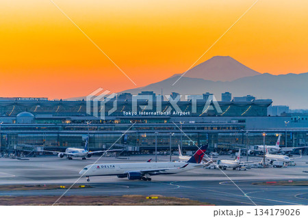 【東京都】富士山を背に羽田空港・第3ターミナル　夕景 134179026