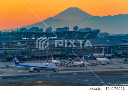 【東京都】富士山を背に羽田空港・第3ターミナル　夕景 134179028