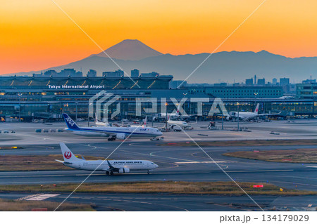 【東京都】富士山を背に羽田空港・第3ターミナル　夕景 134179029