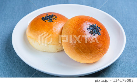 黒ごま付きあんぱん　二個の盛り付けと和菓子パンのイメージ 134179095