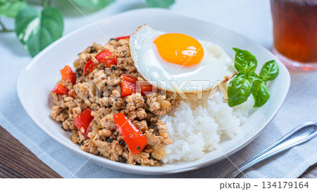 バジルと目玉焼きを添えた彩り豊かなガパオライ 134179164