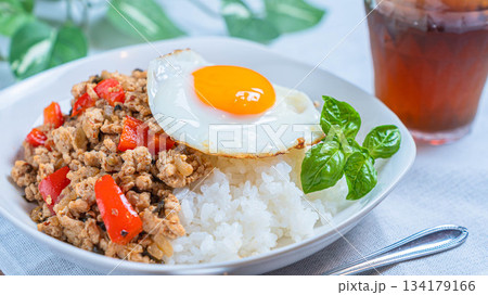 バジルと目玉焼きを添えた彩り豊かなガパオライ バジルと目玉焼きを添えた彩り豊かなガパオライ 134179166