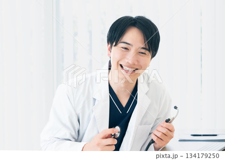 診察する医師 診察する医師 134179250