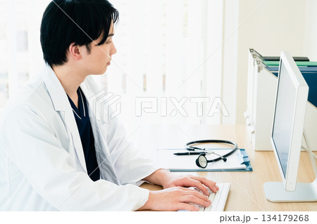 診察する医師 診察する医師 134179268