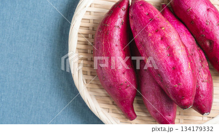 竹ざるに盛られたシルクスイート（さつまいも） 134179332