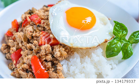 バジルと目玉焼きを添えた彩り豊かなガパオライス 134179337