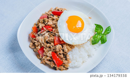 バジルと目玉焼きを添えた彩り豊かなガパオライス 134179338