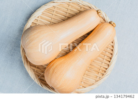 かごに盛られたバターナッツかぼちゃ 134179462