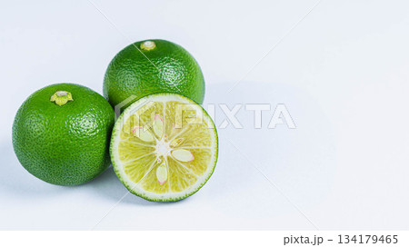 断面を見せたカットすだちの写真　白背景 134179465