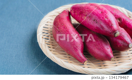 竹ざるに盛られたシルクスイート（さつまいも） 134179467