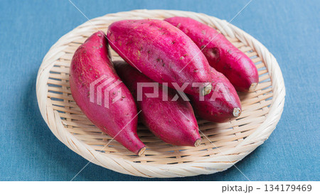 竹ざるに盛られたシルクスイート（さつまいも） 134179469