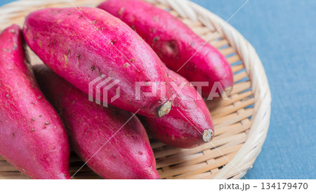 竹ざるに盛られたシルクスイート（さつまいも） 134179470