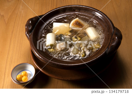 一流和食店の湯気が立つ熱々のスッポン鍋 一流和食店の湯気が立つ熱々のスッポン鍋 134179718