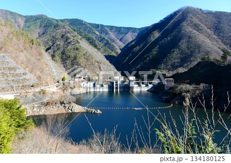【大月市「深城ダム」展望台より望む深城ダムとふかしろ湖】 134180125