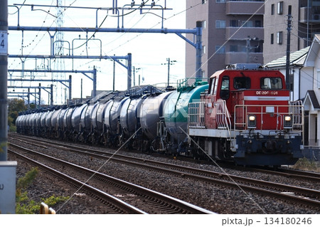 京葉臨海鉄道の機関車が連ねるタンク貨車 134180246