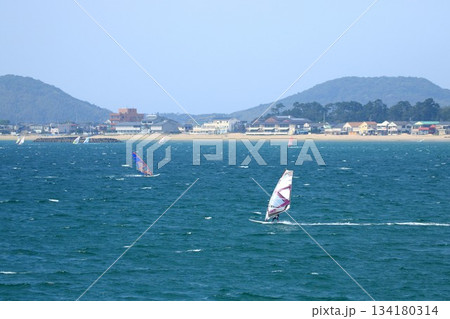 福間海岸でサーフィンをする人 134180314