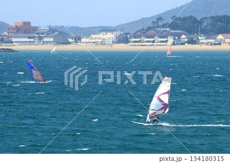 福間海岸でサーフィンをする人 134180315