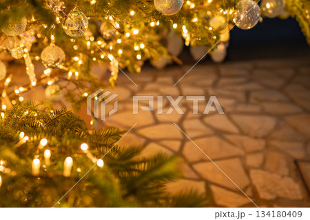 クリスマスツリーのある風景、背景素材 134180409