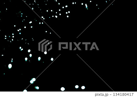 黒色の背景に白と水色のドットのテクスチャー 134180417