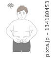 お腹の脂肪を気にする男性 134180453