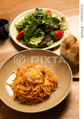 パスタセット、野菜サラダ、パン、ワイン付き 134181615