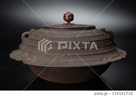 笠形置炉釜｜重厚な造形が美しい置炉用の茶の湯釜 134181718