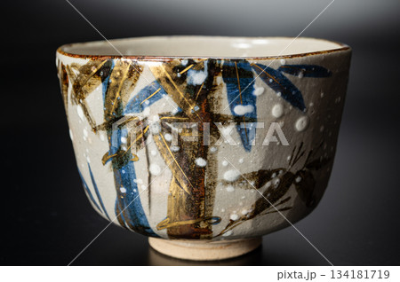 乾山写 雪笹絵茶碗｜杣山焼 南口閑粋 作の趣深い抹茶碗 134181719