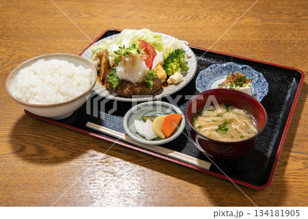 町の食堂　ハンバーグ定食 134181905