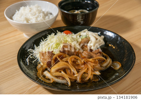町の食堂　豚肉生姜焼き定食 134181906