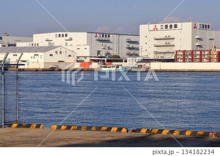 天保山側から眺める天保山渡船の桜島桟橋 134182234