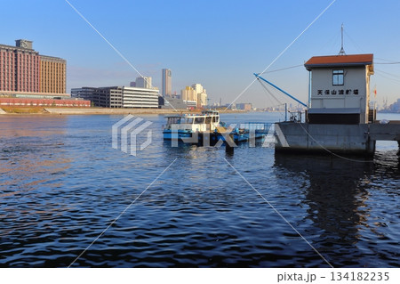 安治川を渡る渡し舟の乗船場（天保山渡船場） 134182235