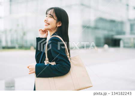 オフィスビルを背景にしたビジネスウーマン 134182243