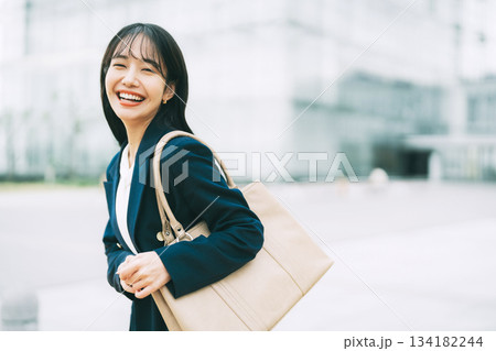 オフィスビルを背景にしたビジネスウーマン 134182244