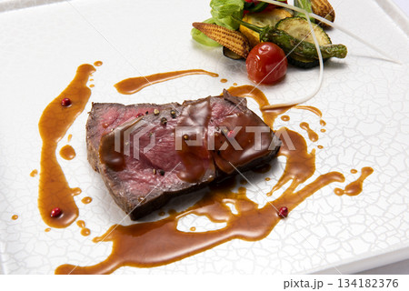 ホテルのコース料理　ローストビーフ 134182376