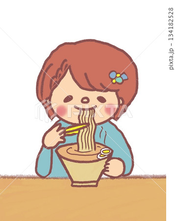 ラーメンを食べるショートヘアの女の子 134182528