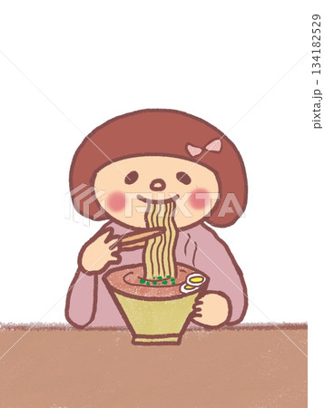ラーメンをすするボブヘアの女の子 134182529