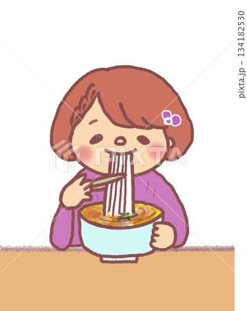 うどんをすするボブヘアの女の子 うどんをすするボブヘアの女の子 134182530