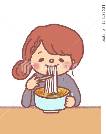 うどんを食べるお団子ヘアのカワイイ女の子 134182531