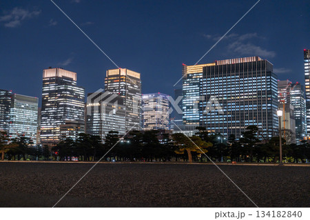 《東京都》丸の内オフィス街の夜景 134182840
