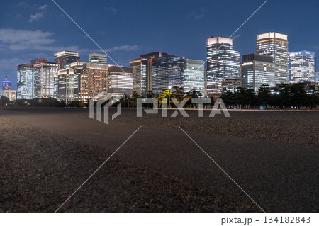 《東京都》丸の内オフィス街の夜景 《東京都》丸の内オフィス街の夜景 134182843