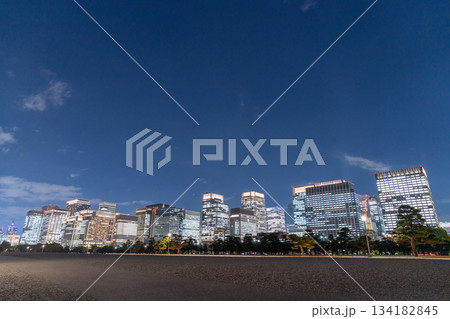 《東京都》丸の内オフィス街の夜景 134182845