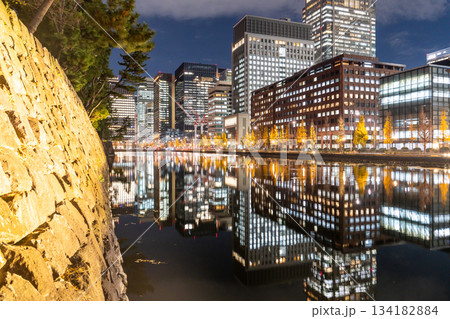 《東京都》お堀に映り込む丸の内の夜景 134182884