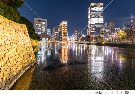 《東京都》お堀に映り込む丸の内の夜景 134182886