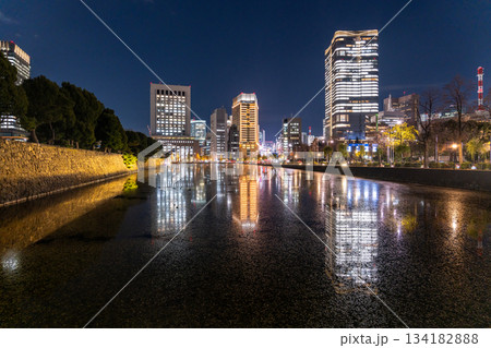 《東京都》お堀に映り込む丸の内の夜景 《東京都》お堀に映り込む丸の内の夜景 134182888