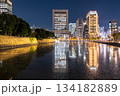 《東京都》お堀に映り込む丸の内の夜景 134182889